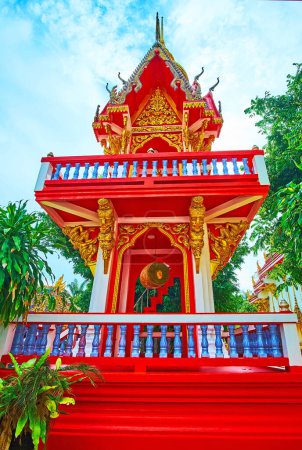 Téléchargez les photos : Le bâtiment du beffroi Ho Rakang du temple de la grotte Wat Suwan Kuha avec des décors sculptés et le gong dans le pavillon inférieur, Phang Nga, Thaïlande - en image libre de droit