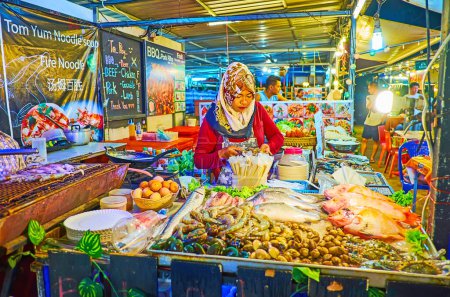 Foto de AO NANG, TAILANDIA - 28 DE ABRIL DE 2019: Variedad de pescados y mariscos para barbacoa en un puesto del Mercado Nocturno de Ao Nang, Ao Nang, Tailandia - Imagen libre de derechos