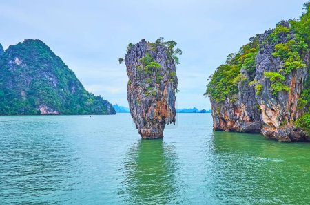 Téléchargez les photos : La pittoresque tour karstique Ko Ta Pu sur l'île James Bond ((Khao Phing Kan), Thaïlande - en image libre de droit