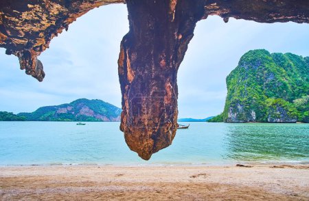 Téléchargez les photos : La grotte, les stalactites et la plage de sable de l'île James Bond, Phang Nga Bay, Thaïlande - en image libre de droit