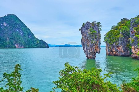 Téléchargez les photos : La formation rocheuse naturelle unique, connue sous le nom de tour karstique Ko Ta Pu, située à côté de l'île James Bond (Khao Phing Kan), en Thaïlande - en image libre de droit