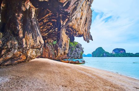 Téléchargez les photos : Promenade le long de la plage de sable de l'île James Bond, observer la grotte, la côte et les îles de la baie de Phang Nga, Thaïlande - en image libre de droit