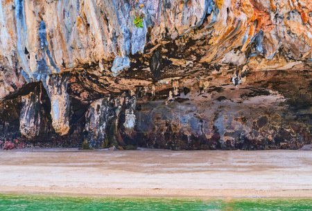 Téléchargez les photos : La grotte avec des stalactites et la plage de sable de l'île James Bond, Phang Nga Bay, Thaïlande - en image libre de droit