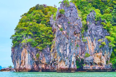 Téléchargez les photos : Formation rocheuse Ko Ta Pu et falaises de l'île James Bond, couvertes de plantes, vue de la mer, baie de Phang Nga, Thaïlande - en image libre de droit