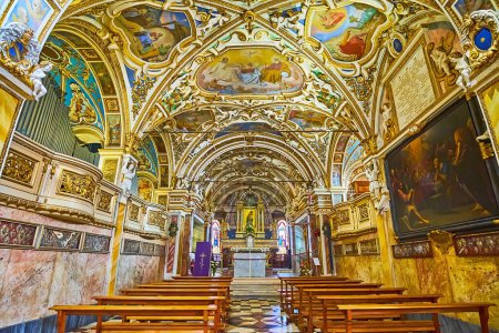 Foto de ORSELINA, SUIZA - 26 DE MARZO DE 2022: El altar mayor de la icónica iglesia barroca de Santa Maria Assunta en el Santuario de Madonna del Sasso, Orselina, Suiza - Imagen libre de derechos
