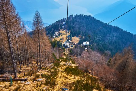 Cardada Cimetta telesilla ofrece excelentes vistas de los majestuosos bosques de coníferas que cubren la cima del Monte Cardada y cascada por la ladera del Monte Cimetta, Locarno, Suiza