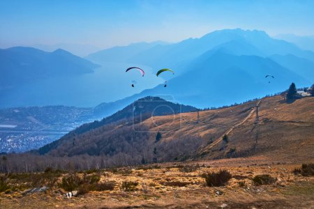 Die Segelflugzeuge über dem Cimetta-Gebirge gegen den nebligen Lago Maggiore und die Alpen, Tessin, Schweiz