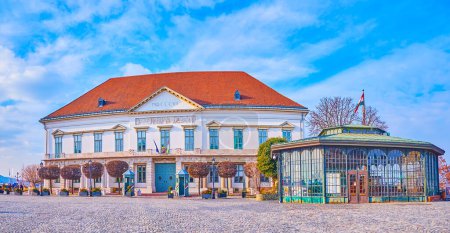Panorama avec pavillon supérieur en verre vintage du funiculaire et historique palais de sable (palais présidentiel) sur la place Saint-Georges (gyorgie de Szent), Budapest, Hongrie