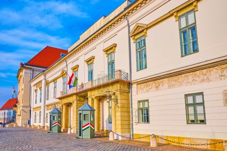 Die Fassade des Sandor Palace (Präsidentenpalast) mit Wachkabinen im Vordergrund, St. George Square, Budapest, Ungarn