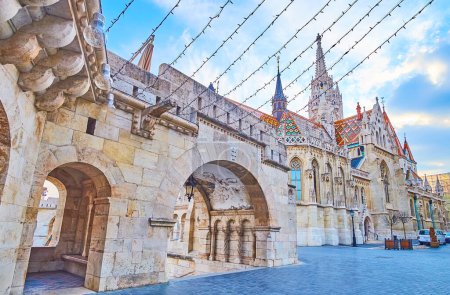 Die geschnitzte Bogenwand der Fischerbastei mit der herausragenden Matthiaskirche im Hintergrund, Budapest, Ungarn