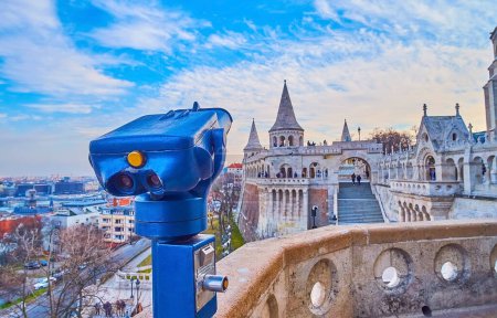 Le télescope à belvédère public exploité par Thecoin sur la terrasse d'observation du bastion des pêcheurs, Budapest, Hongrie