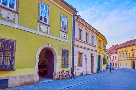 La porte voûtée de la maison médiévale mène à la taverne, Tncsics Mihaly Street, Buda Castle Quarter, Budapest, Hongrie