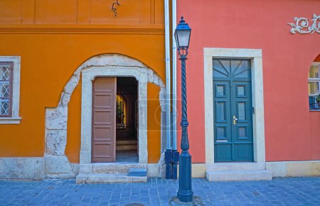 Les portes d'entrée des maisons médiévales sur Tancsics Mihaly Street, Buda Castle Quarter, Budapest, Hongrie