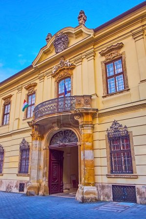 Edificio histórico con decoraciones de estuco y la puerta del Museo de Historia de la Música, Budapest, Hungría