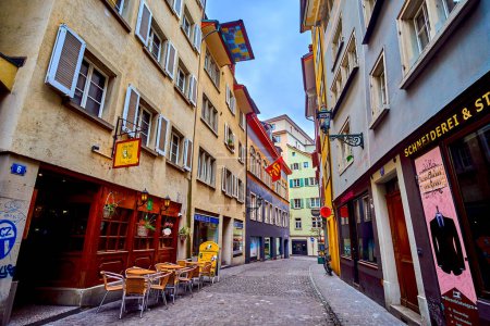 Téléchargez les photos : ZURICH, SUISSE - 3 AVRIL 2022 : Rindermarkt rue commerçante dans la vieille ville, le 3 avril à Zurich, Suisse - en image libre de droit