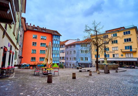 Téléchargez les photos : ZURICH, SUISSE - 3 AVRIL 2022 : Charmante place Stussihofstatt au cœur de la vieille ville, avec fontaine Stussibrunnen, le 3 avril à Zurich, Suisse - en image libre de droit