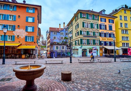 Téléchargez les photos : ZURICH, SUISSE - 3 AVRIL 2022 : Excellentes maisons médiévales sur la place Hirschenplatz, le 3 avril à Zurich, Suisse - en image libre de droit