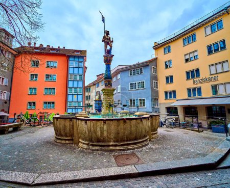 Téléchargez les photos : ZURICH, SUISSE - 3 AVRIL 2022 : Fontaine colorée Stussibrunnen sur la place Stussihofstatt au cœur de la vieille ville, le 3 avril à Zurich, Suisse - en image libre de droit