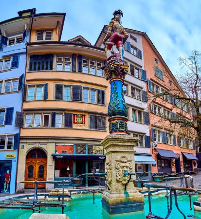 Téléchargez les photos : ZURICH, SUISSE - 3 AVRIL 2022 : Fontaine colorée Stussibrunnen sur la place Stussihofstatt au cœur de la vieille ville, le 3 avril à Zurich, Suisse - en image libre de droit