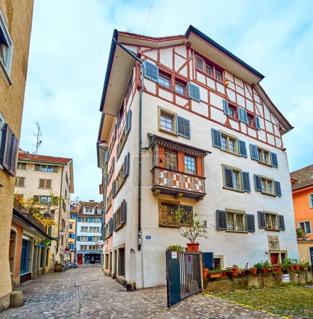 Foto de ZURICH, SUIZA - 3 DE ABRIL DE 2022: Casa medieval de entramado de madera en la calle Froschau-Gasse, el 3 de abril en Zurich, Suiza - Imagen libre de derechos