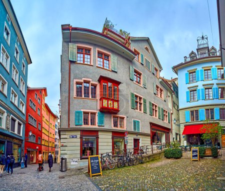 Téléchargez les photos : ZURICH, SUISSE - 3 AVRIL 2022 : Panorama des maisons médiévales sur les rues Napf-Gasse et Munstergasse, le 3 avril à Zurich, Suisse - en image libre de droit