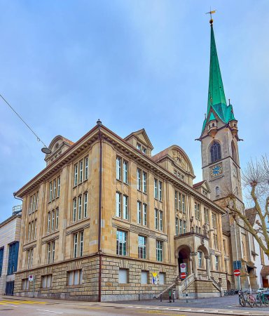 Téléchargez les photos : ZURICH, SUISSE - 3 AVRIL 2022 : Prédigerkirche médiévale avec la bibliothèque Zentralbibliothek Zurich au premier plan, le 3 avril à Zurich, Suisse - en image libre de droit