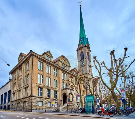 Téléchargez les photos : ZURICH, SUISSE - 3 AVRIL 2022 : Prédigerkirche médiévale avec la bibliothèque Zentralbibliothek Zurich au premier plan, le 3 avril à Zurich, Suisse - en image libre de droit