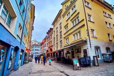 Téléchargez les photos : ZURICH, SUISSE - 3 AVRIL 2022 : La Niederdorfstrasse est l'une des zones de loisirs les plus populaires d'Altstadt (Vieille Ville), le 3 avril à Zurich, Suisse - en image libre de droit