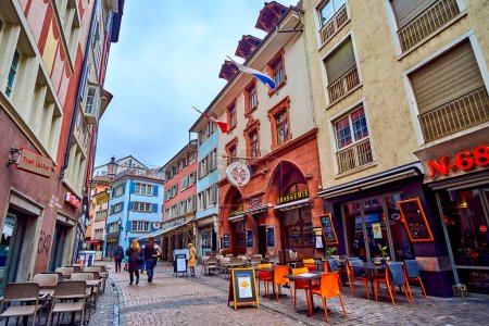Foto de ZURICH, SUIZA - 3 DE ABRIL DE 2022: Niederdorfstrasse es una de las zonas recreativas más populares de Altstadt (Casco Antiguo), el 3 de abril en Zurich, Suiza - Imagen libre de derechos