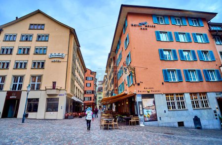 Téléchargez les photos : ZURICH, SUISSE - 3 AVRIL 2022 : Bâtiments anciens sur Hirschenplatz à Altstadt (Vieille ville), le 3 avril à Zurich, Suisse - en image libre de droit