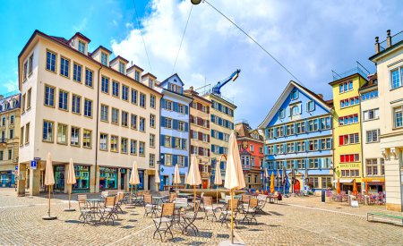 Téléchargez les photos : ZURICH, SUISSE - 3 AVRIL 2022 : Maisons de ville médiévales de la place Munsterhof avec un restaurant atmosphérique en plein air, le 3 avril à Zurich, Suisse - en image libre de droit