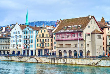 Téléchargez les photos : Exceptionnelles maisons médiévales au bord de la rivière sur le remblai Limmatquai de Zurich, Suisse - en image libre de droit