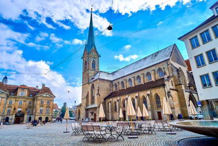 Téléchargez les photos : Place Munsterhof avec superbe église médiévale Fraumunster à Zurich, Suisse - en image libre de droit