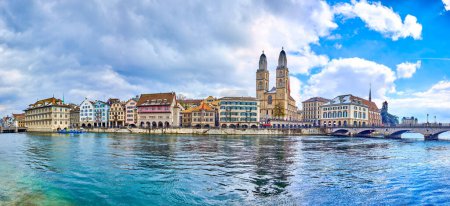 Téléchargez les photos : Panorama de la Limmat avec le pont Munsterbrucke et Grossmunster avec des maisons sur la rive de la rivière, Zurich, Suisse - en image libre de droit