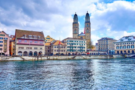 Téléchargez les photos : Limmat et Grossmunster avec maisons au bord de la rivière, Zurich, Suisse - en image libre de droit