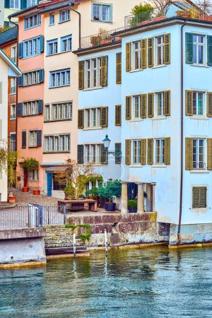 Maisons résidentielles médiévales au bord de la rivière rue Schipfe, Zurich, Suisse