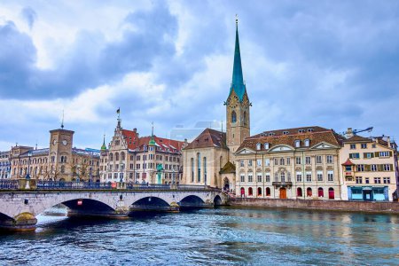Malerischer Blick auf die Münsterbrücke über die Limmat und die beeindruckende Fraumünsterkirche, Zürich, Schweiz