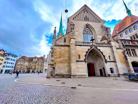 Téléchargez les photos : Superbe église médiévale Fraumunster sur la place Munsterhof à Altstadt, Zurich, Suisse - en image libre de droit