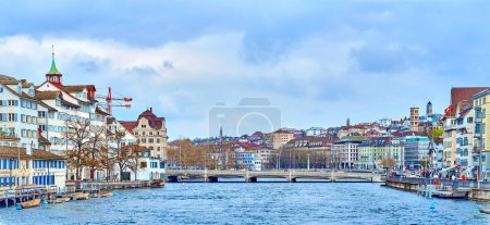 Téléchargez les photos : ZURICH, SUISSE - 3 AVRIL 2022 : Vue panoramique du centre-ville de Zurich, qui englobe les deux rives de la Limmat, le 3 avril à Zurich, Suisse - en image libre de droit