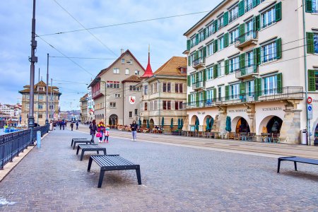 Téléchargez les photos : ZURICH, SUISSE - 3 AVRIL 2022 : L'agréable aire de repos avec des bancs sur la promenade Limmatquai, le 3 Avril à Zurich, Suisse - en image libre de droit