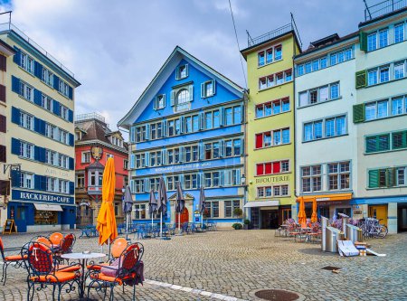 Téléchargez les photos : ZURICH, SUISSE - 3 AVRIL 2022 : Maisons de ville médiévales de la place Munsterhof avec un restaurant atmosphérique en plein air, le 3 avril à Zurich, Suisse - en image libre de droit