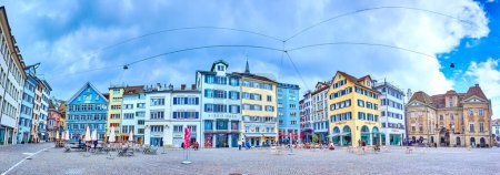 Téléchargez les photos : ZURICH, SUISSE - 3 AVRIL 2022 : Panorama de l'ensemble de maisons de ville médiévales sur la place Munsterhof, le 3 avril à Zurich, Suisse - en image libre de droit