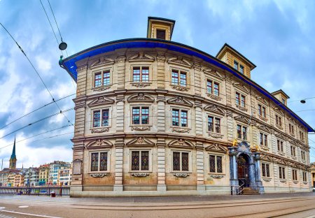 Téléchargez les photos : Panorama de la façade de la mairie de Zurich sur Limmatquai emabankment, Zurich, Suisse - en image libre de droit