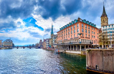 Téléchargez les photos : ZURICH, SUISSE - 3 AVRIL 2022 : Grand ensemble de maisons au bord de la rivière avec l'ancien Hôtel Storchen, le 3 avril à Zurich, Suisse - en image libre de droit