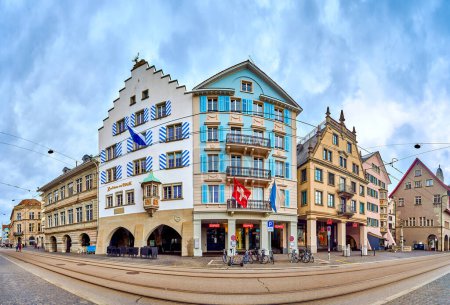 Téléchargez les photos : ZURICH, SUISSE - 3 AVRIL 2022 : Panorama des bâtiments médiévaux sur la promenade Limmatquai, le 3 avril à Zurich, Suisse - en image libre de droit
