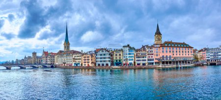 Panorama der Uferbebauung der Limmat mit den Glockentürmen von Peterskirche und Fraumünster, Zürich, Schweiz