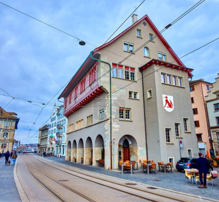 Téléchargez les photos : ZURICH, SUISSE - 3 AVRIL 2022 : Limmatquai remblai avec des sièges extérieurs et des bâtiments médiévaux pittoresques, le 3 Avril à Zurich, Suisse - en image libre de droit