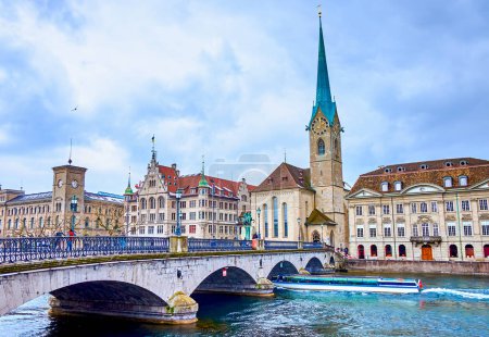 Vue pittoresque sur le pont Munsterbrucke qui enjambe la rivière Limmat et la superbe église Fraumunster, Zurich, Suisse