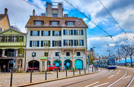 Téléchargez les photos : ZURICH, SUISSE - 3 AVRIL 2022 : Tramway moderne le long du remblai Limmatquai, en passant par les maisons résidentielles historiques, le 3 Avril à Zurich, Suisse - en image libre de droit