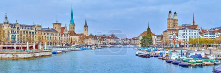 Téléchargez les photos : ZURICH, SUISSE - 3 AVRIL 2022 : L'emblématique horizon de Zurich abrite les églises Grossmnster et Fraumunster, dans le cadre du pittoresque panorama de la rivière Limmat, le 3 avril à Zurich, en Suisse - en image libre de droit